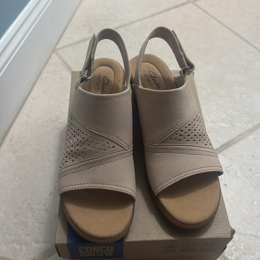 Clark’s sandals - Picture 2 of 4